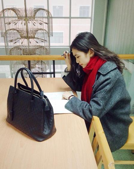 國戲?；ú排畬W霸 街拍秀修長美腿