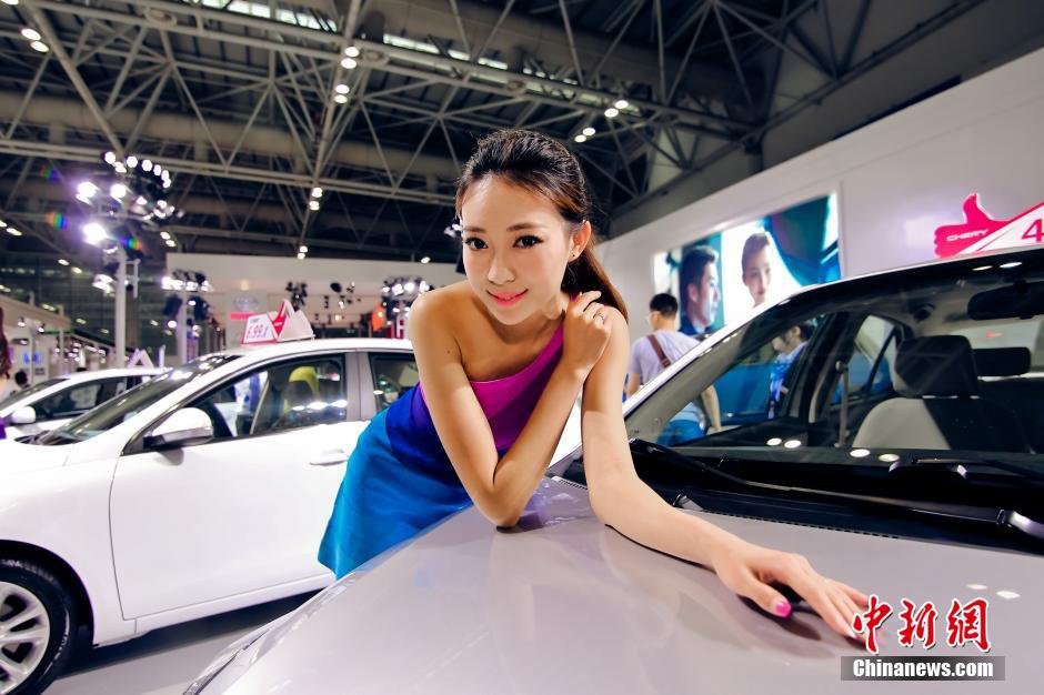 福州國(guó)際車展開幕 眾車?！盃?zhēng)奇斗艷”