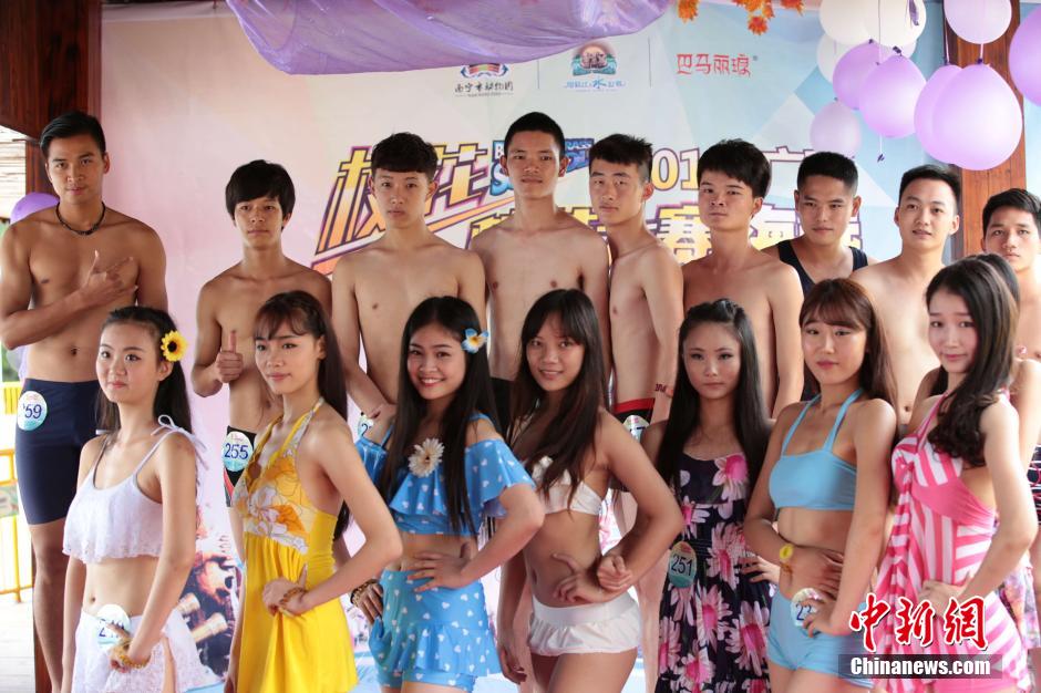 學(xué)生參加?；ㄐ２荽筚?美女穿比基尼秀身材