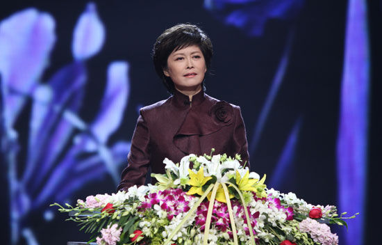 主持人敬一丹。