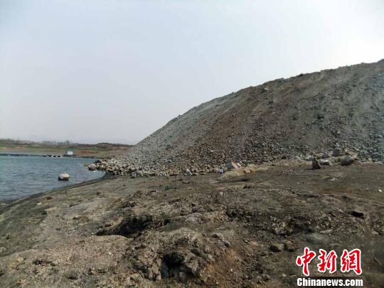 填湖造地，在鴨河水庫非法建設(shè)有越演越烈之勢。吳揚　攝