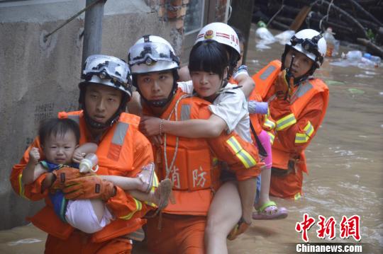 圖為漳平消防大隊涉水轉(zhuǎn)移被困群眾。