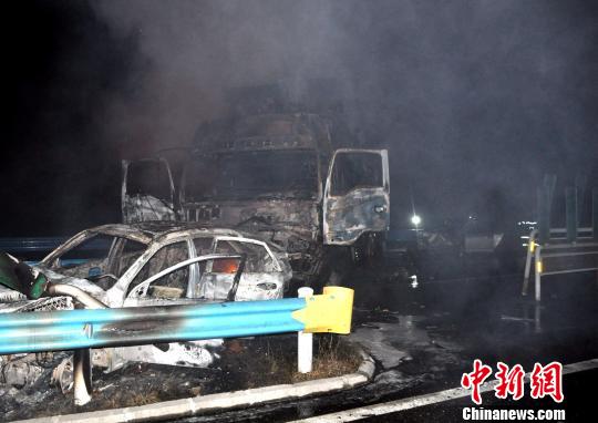 10月2日0時許，杭瑞高速貴州江口縣往銅仁市方向，距王家溝隧道出口200米處，發(fā)生一起三車追尾交通事