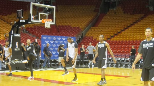 馬刺備戰(zhàn)對(duì)陣熱火的第一場(chǎng)總決賽比賽之前，麥蒂亮相訓(xùn)練場(chǎng)，受到媒體狂熱追捧，在馬刺球員中風(fēng)頭最勁，他也