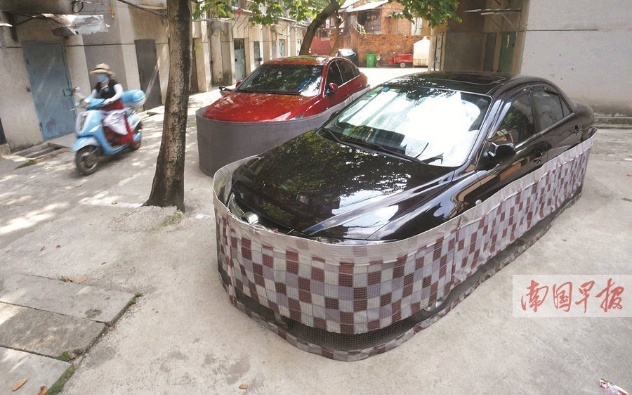 為防鼠患 南寧一小區(qū)小車(chē)穿上“落地裙”