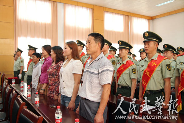 十佳士官同家長(zhǎng)親人同臺(tái)受到表彰。圖片來(lái)源：人民武警報(bào)