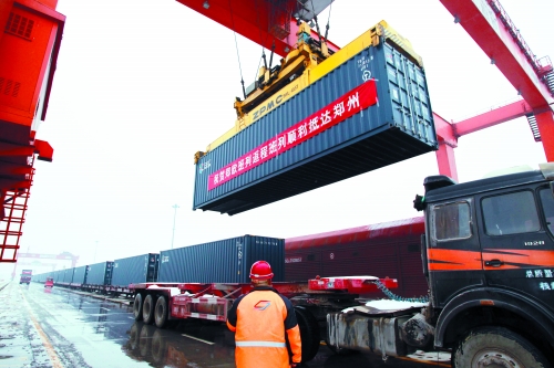 8日,帶回41集裝箱汽車原配件、動車高鐵鋼板、高檔飲料