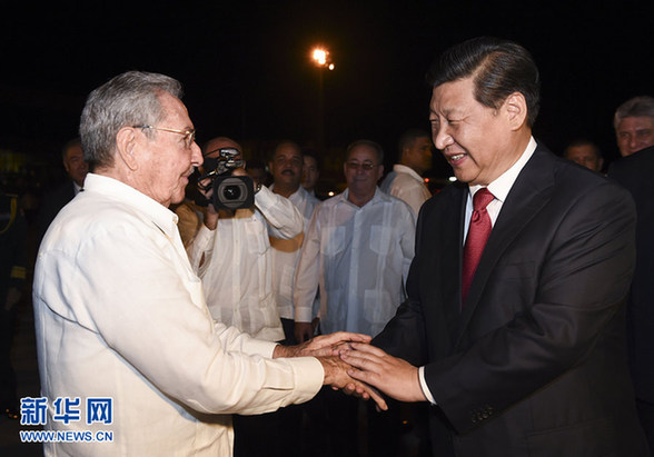 這是古巴國務委員會主席兼部長會議主席勞爾·卡斯特羅到機場為習近平送行。