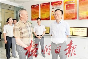 8月6日，梧州市委書(shū)記、市人大常委會(huì)主任黃俊華到梧州工業(yè)園區(qū)非公企業(yè)寶嘉制衣有限公司，調(diào)研企業(yè)黨建工作情況