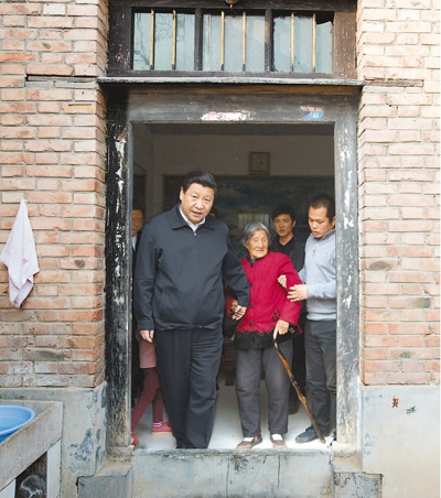 3月17日，習近平在東壩頭鄉(xiāng)張莊村看望85歲老人張景枝。